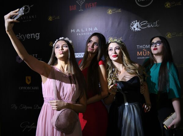Посетительницы финала конкурса красоты Mrs&Ms Russia Earth 2018 в банкетном зале Мир - Sputnik Молдова