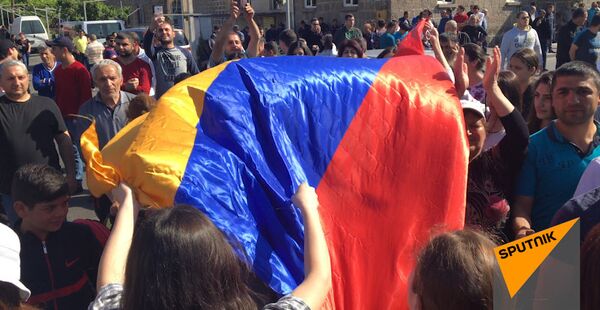 Активисты перекрыли  дорогу ведущую к аэропорту Звартноц - Sputnik Молдова