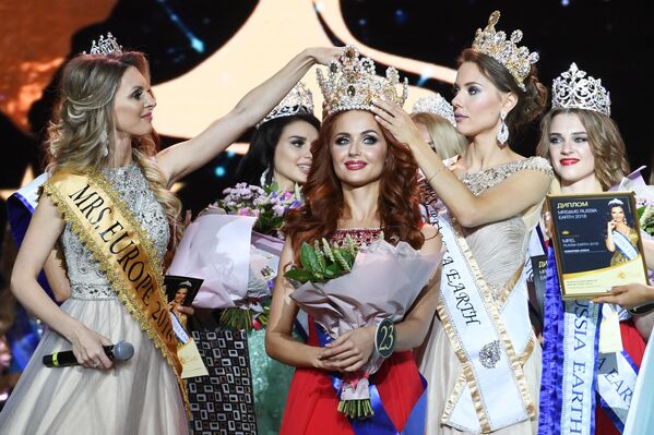 Câștigătoarea concursului „Mrs&Ms Russia Earth 2018” Alisa Komarova (în centru) în sala de banchete „Mir” - Sputnik Moldova
