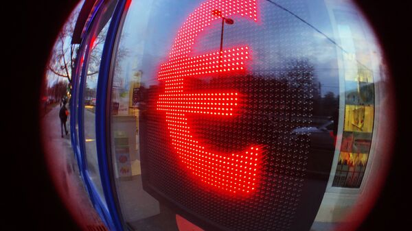 Табло курса евро в витрине операционной кассы - Sputnik Moldova