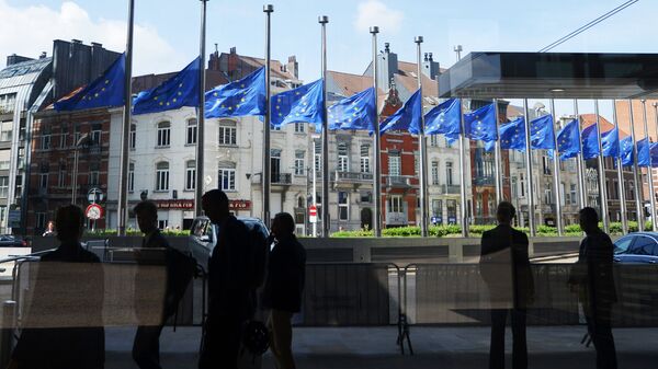 Steagurile UE coborâte în bernă lângă sediul Comisiei Europene după atentatul din Marea Britanie - Sputnik Moldova