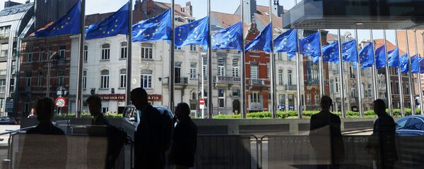 Steagurile UE coborâte în bernă lângă sediul Comisiei Europene după atentatul din Marea Britanie - Sputnik Moldova-România