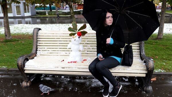 Девушка во время снегопада в Москве - Sputnik Молдова