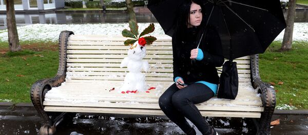 Девушка во время осеннего снегопада, архивное фото. Девушка во время осеннего снегопада, архивное фото. - Sputnik Молдова