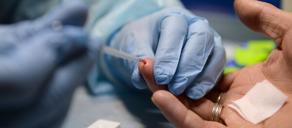 медицинский работник производит экспресс-анализ крови медицинский работник производит экспресс-анализ крови - Sputnik Молдова