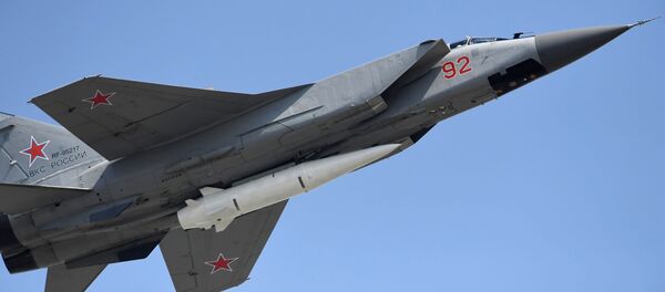 Многоцелевой истребитель МиГ-31 с гиперзвуковой ракетой Кинжал на репетиции воздушной части парада Победы в Москве - Sputnik Молдова