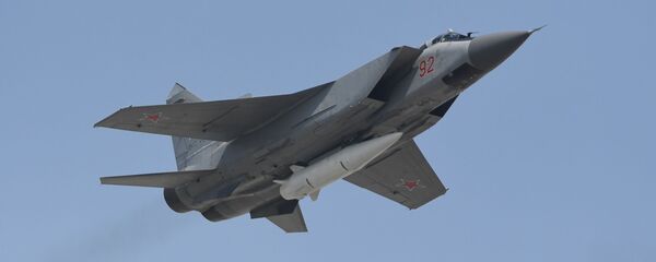 Многоцелевой истребитель МиГ-31 с гиперзвуковой ракетой Кинжал на репетиции воздушной части парада Победы в Москве - Sputnik Молдова