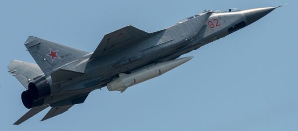 Многоцелевой истребитель МиГ-31 с гиперзвуковой ракетой Кинжал на репетиции воздушной части парада Победы в Москве - Sputnik Молдова