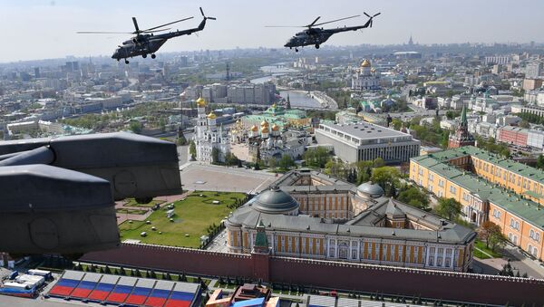 Многоцелевые вертолеты Ми-8 на репетиции воздушной части парада Победы в Москве - Sputnik Молдова