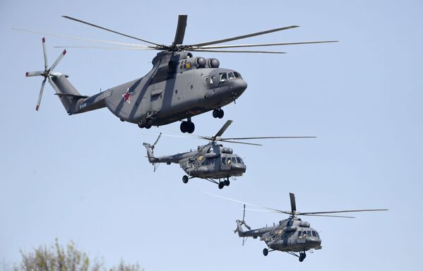 Тяжелый транспортный вертолет Ми-26 и многоцелевые вертолеты Ми-8 на репетиции воздушной части парада Победы в Москве - Sputnik Молдова