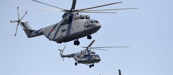 Тяжелый транспортный вертолет Ми-26 и многоцелевые вертолеты Ми-8 на репетиции воздушной части парада Победы в Москве - Sputnik Moldova