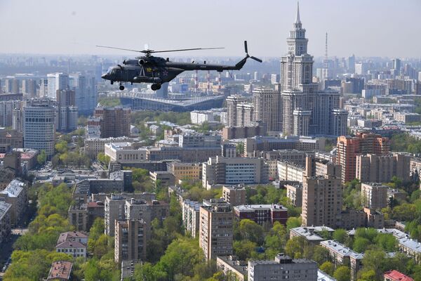 Многоцелевой вертолtт Ми-8 на репетиции воздушной части парада Победы в Москве - Sputnik Молдова