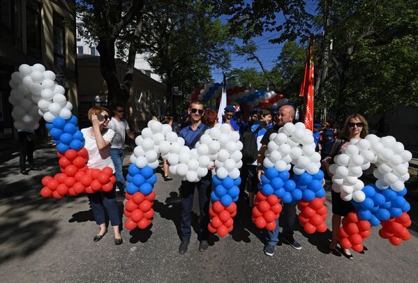 Участники первомайской демонстрации в Симферополе - Sputnik Молдова