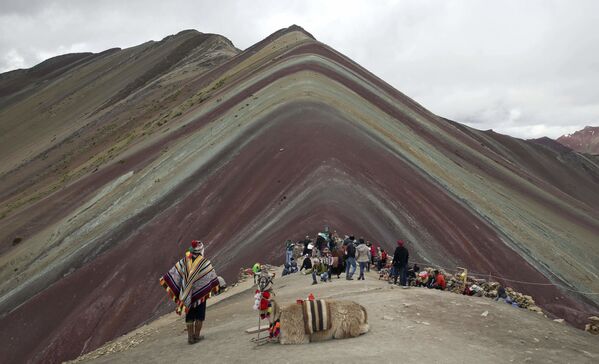 Коренной житель Анд с ламой и туристы напротив горы Виникунка в Перу - Sputnik Молдова