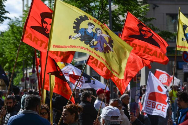 Участники первомайской демонстрации в Берлине - Sputnik Молдова