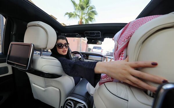 Женщина учится водить автомобиль перед снятием запрета на вождение автотранспорта женщинами в Саудовской Аравии - Sputnik Молдова