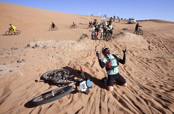 Участники велосипедной гонки Titan Desert 2018 в Марокко - Sputnik Молдова