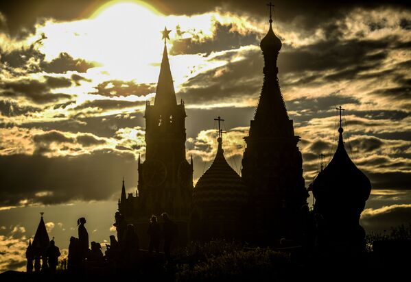 Вид на Спасскую башню Московского кремля и храм Василия Блаженного со стороны парка Зарядье в Москве - Sputnik Молдова