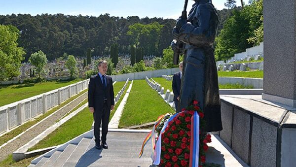 Depunere de flori la memorialul ostașilor sovietici de la Brașov - Sputnik Moldova-România