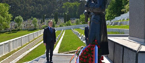 Depunere de flori la memorialul ostașilor sovietici de la Brașov - Sputnik Moldova-România