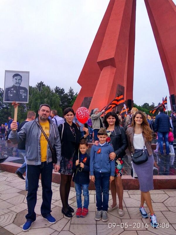 Семья Ирины Безевой на мемориале после марша Бессмертный полк - Sputnik Молдова