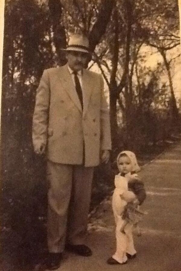 Дятленко Ким с внучкой Ириной Безевой - Sputnik Молдова