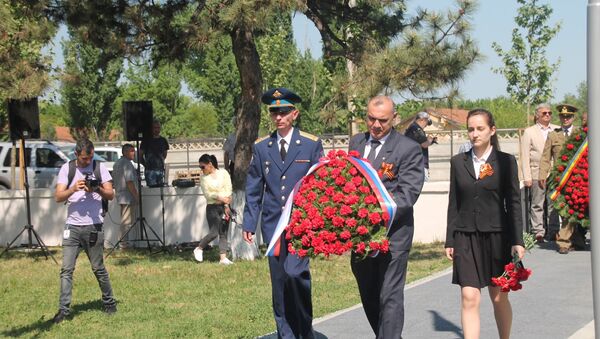 Depunere de flori la memorialul sovietic din Buzău - Sputnik Moldova-România