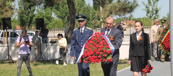 Depunere de flori la memorialul sovietic din Buzău - Sputnik Moldova-România