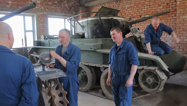 Семья из Белоруссии занимается восстановлением танков - Sputnik Молдова
