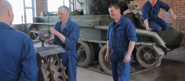 Семья из Белоруссии занимается восстановлением танков Семья из Белоруссии занимается восстановлением танков - Sputnik Молдова