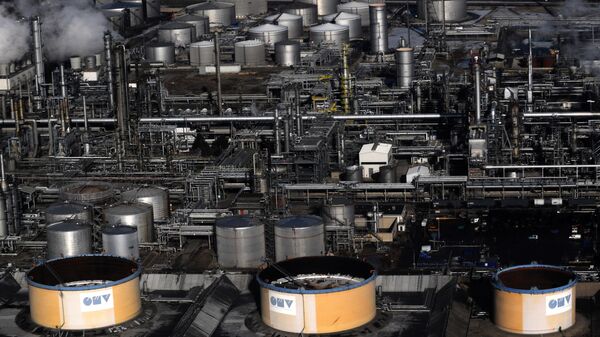 An areal view of the Austrian petrol refinery plant OMV near Vienna - Sputnik Moldova-România