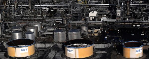 An areal view of the Austrian petrol refinery plant OMV near Vienna - Sputnik Moldova