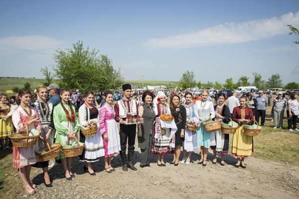 Участники фестиваля Хедерлез в традиционных гагаузских костюмах - Sputnik Молдова