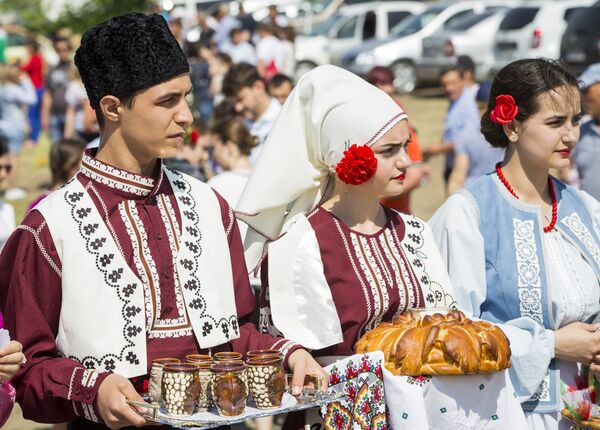 Гостям подносят хлеб и вино - Sputnik Молдова