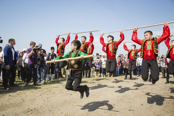 Танец пастухов, чем-то напоминает молдавских калушаров - Sputnik Молдова