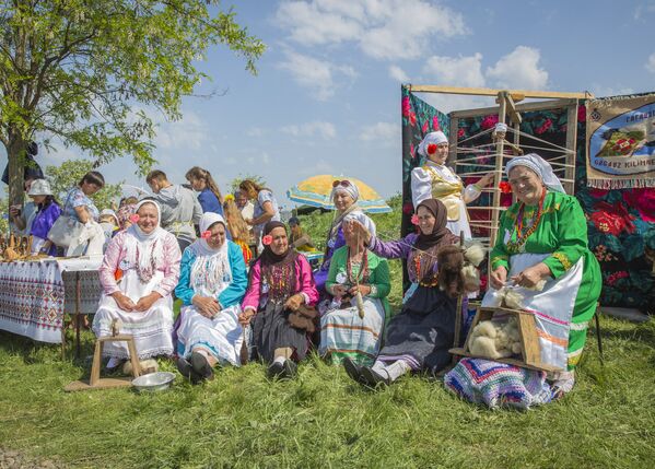 Женщины в традиционных гагаузских костюмах - Sputnik Молдова