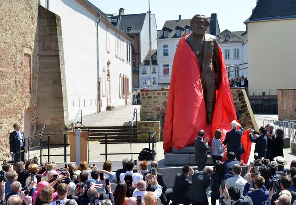 Dezvelirea statuii lui Karl Marx la Trier Dezvelirea statuii lui Karl Marx la Trier - Sputnik Moldova-România
