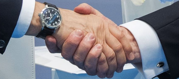 Рукопожатие президента РФ Владимира Путина и президента США Дональда Трампа во время беседы на полях саммита лидеров Группы двадцати G20 в Гамбурге - Sputnik Молдова