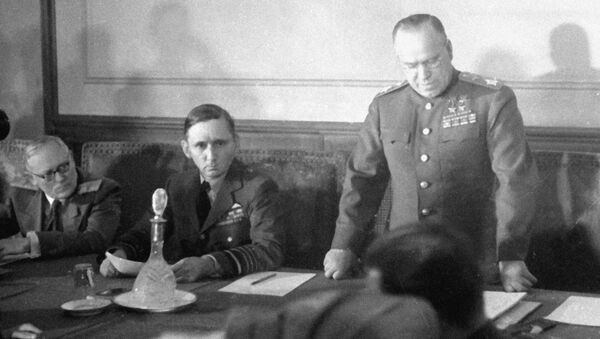 Георгий Жуков (справа) зачитывает акт о безоговорочной капитуляции гитлеровской Германии - Sputnik Молдова