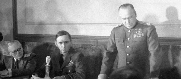 Георгий Жуков (справа) зачитывает акт о безоговорочной капитуляции гитлеровской Германии - Sputnik Молдова