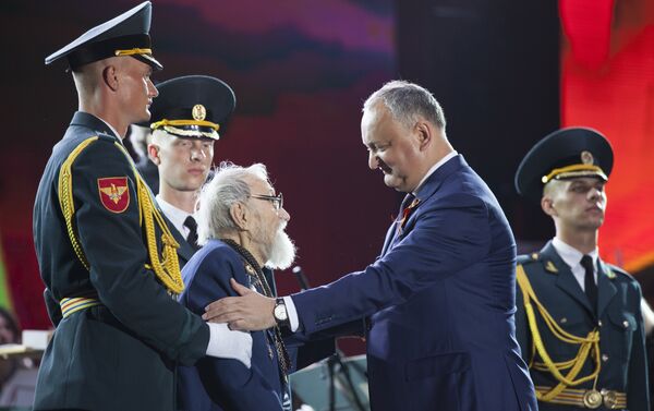 Президент Молдовы Игорь Додон награждает ветеранов Орденом Республики - Sputnik Молдова
