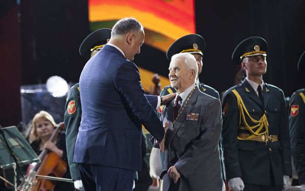 Президент Молдовы Игорь Додон награждает ветеранов Орденом Республики - Sputnik Молдова