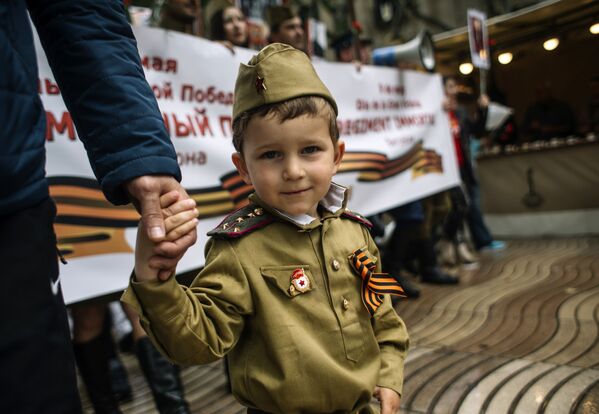 Unul dintre cei mai tineri participanți la acțiunea „Regimentul nemuritor” de la Barcelona - Sputnik Moldova