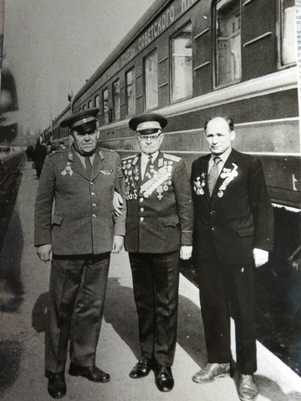 Афанасий Репида (справа) с товарищами перед отъездом в Севастополь  - Sputnik Молдова