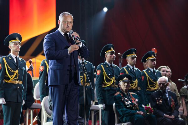 Президент Молдовы Игорь Додон, под эгидой которого и был оргазован праздничный концерт, заявил, что 9 Мая в республике было, есть и будет Днем Победы. - Sputnik Молдова