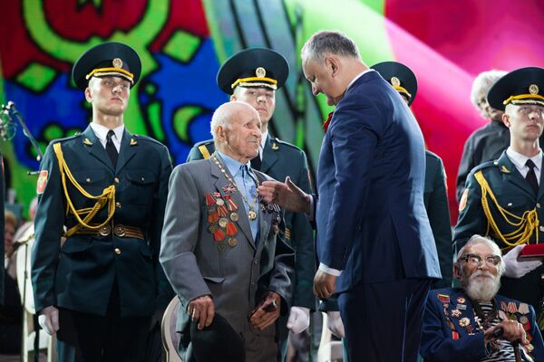 Под аплодисменты и слова благодарности президент наградил ветеранов наивысшей наградой страны - Орденом республики. - Sputnik Молдова