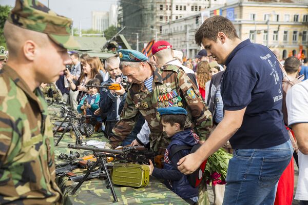 Демонстрация оружия национальной армии Молдовы - Sputnik Молдова