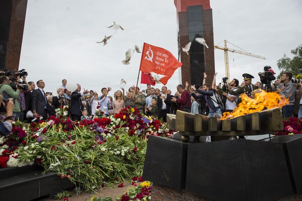 Участники акции выпускают голубей в небо - Sputnik Молдова