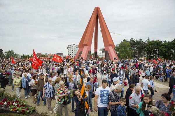 Люди идут по мемориалу - Sputnik Молдова