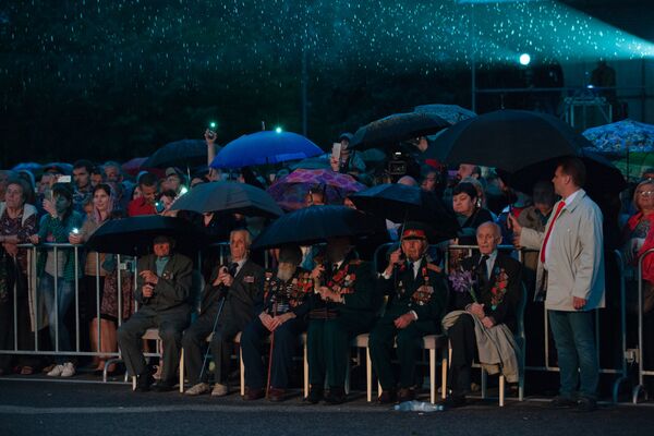 În toiul concertului, peste Capitală s-a abătut o ploaie puternică, însă nimeni nu a plecat din Piață - Sputnik Moldova